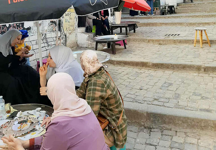 アルジェのカフェで寛ぐ女性たち