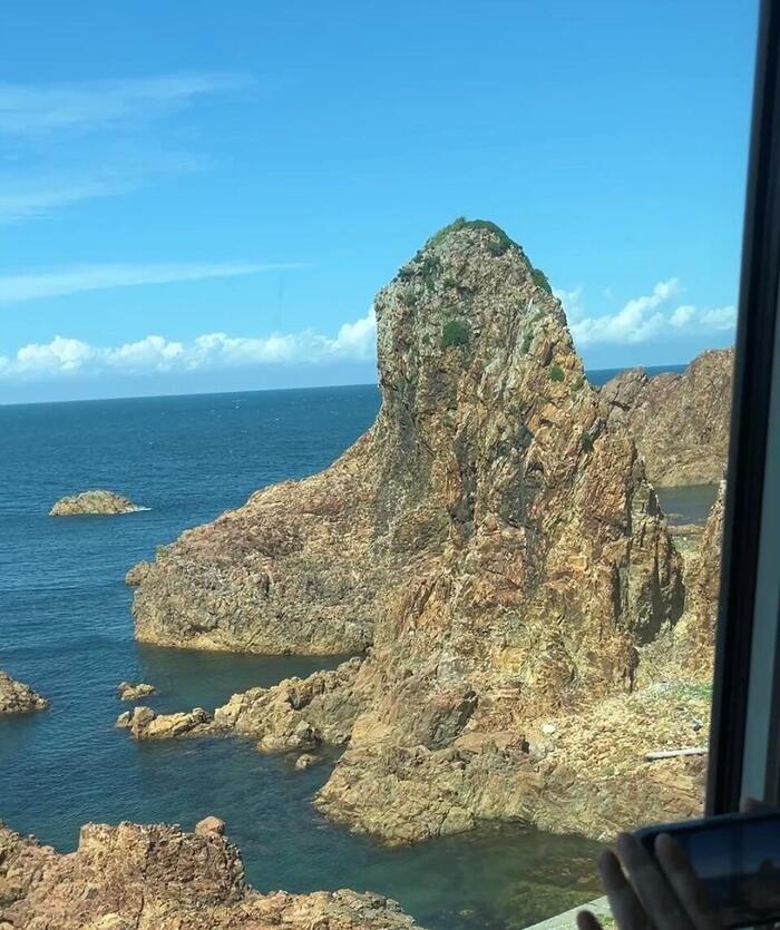 岩盤が広がるダイナミックな景色