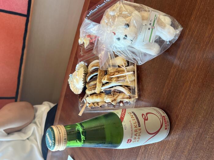 秋田犬のマスコットとりんごジュース、イカ焼きは千畳敷駅前のセンターにて