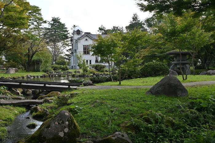 離れていても存在感を放つ雪見灯篭