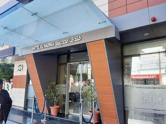 Hôtel El Hadikaの入り口