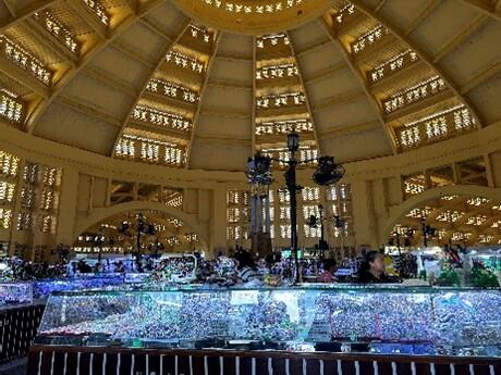 中央の時計台のまわりはジュエリーコーナー