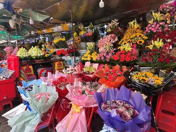 市場内のお花は鮮度抜群