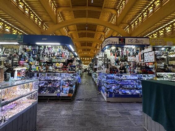 電子機器エリアはスマホケースやカメラグッツが豊富