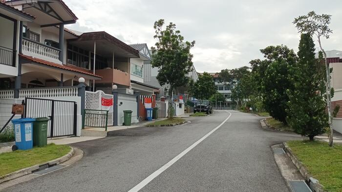 国旗を掲げる家