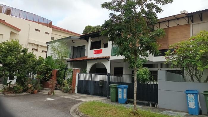 国旗を掲げる家