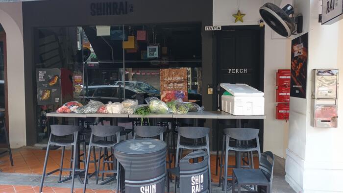 店前に置かれた材料