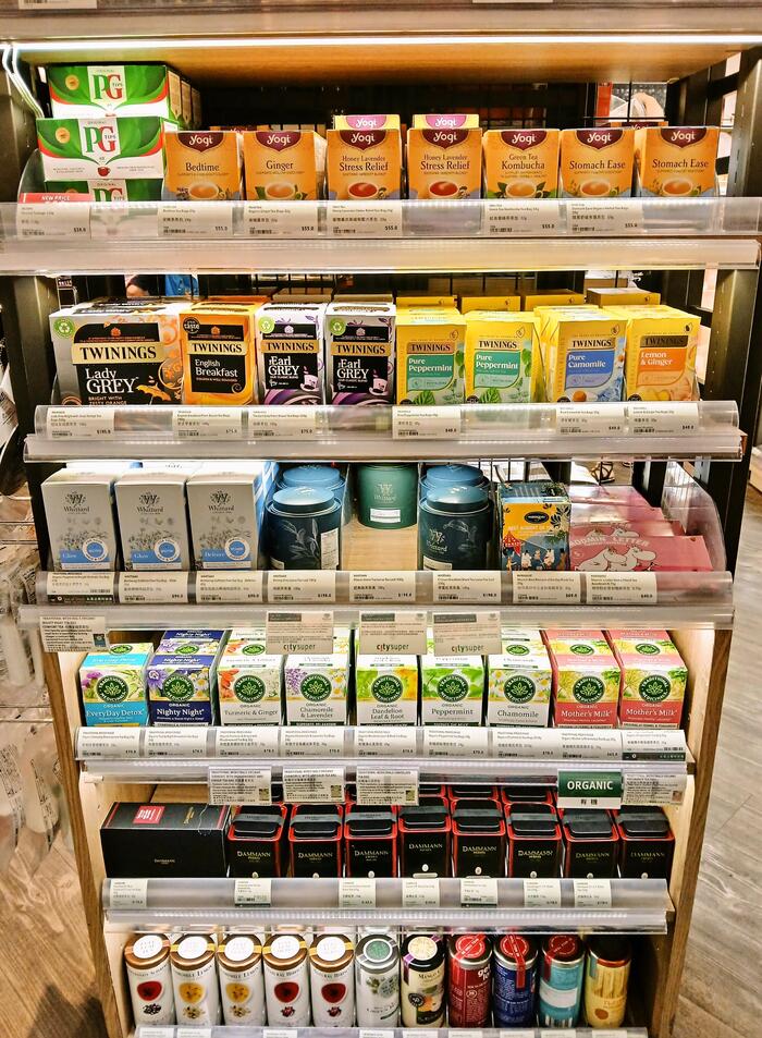 イギリスなどから輸入されたお茶がたくさん並んでいます