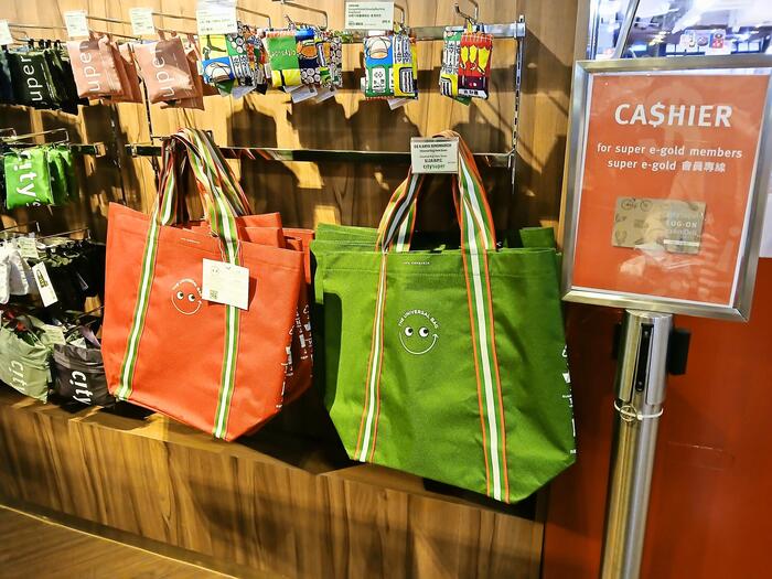 写真上方の香港モチーフのエコバックは95香港ドル(日本円約1800円)から
