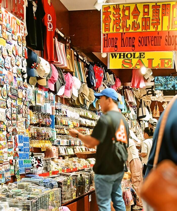 香港らしいデザインのキーホルダーやマグネットなどが並んでいます