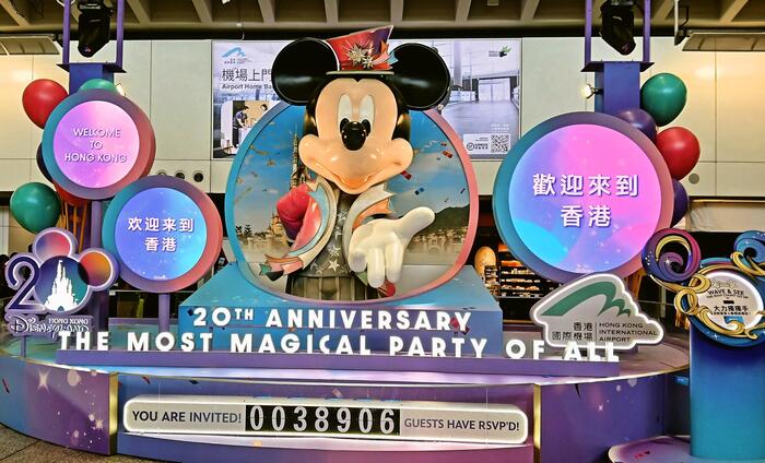 2025年20周年限定のお菓子や記念グッズも売られています