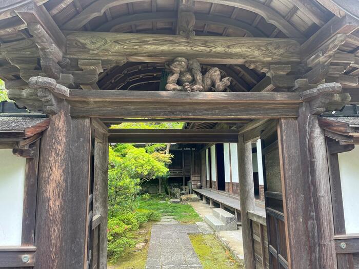 観心寺KU-RIの入口にいる天邪鬼