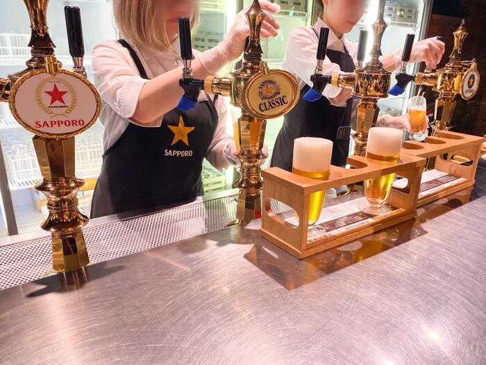 スタッフがビールを注ぐところ