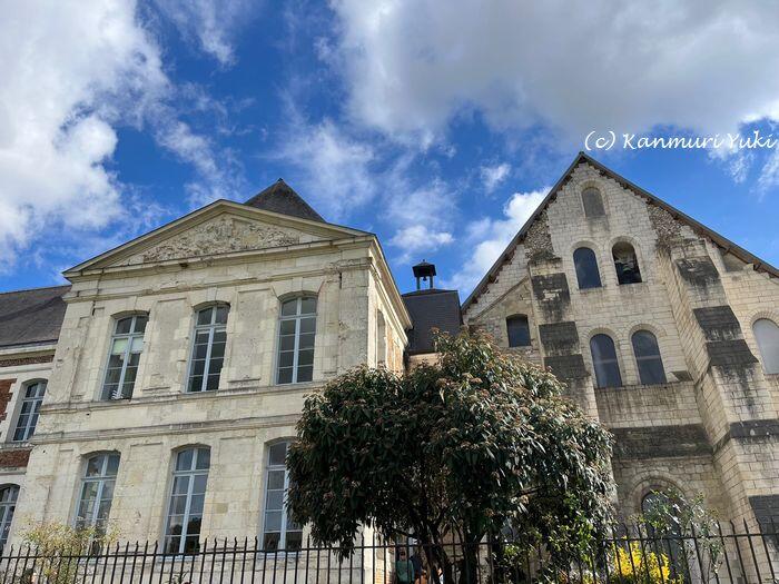 道路側から見たヴォーセル僧院 