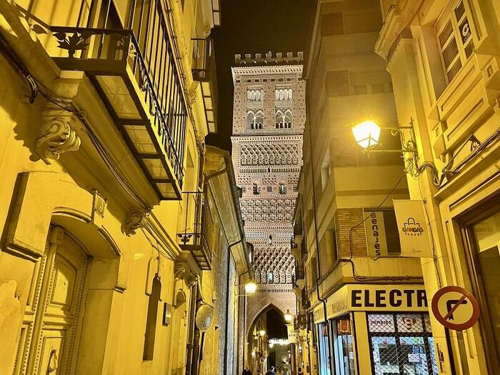 ＜夜のエル・サルバドールの塔。上部に見えるアーチのところまで登ることができます＞