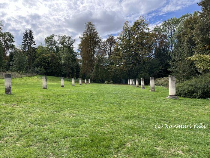 身廊があった場所に建つ柱