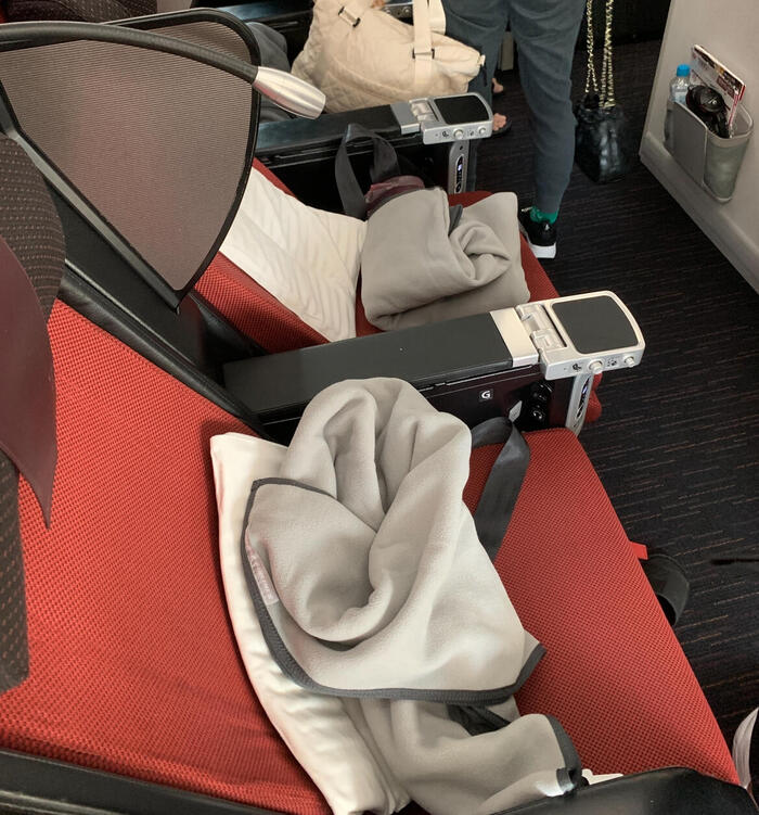 ゆったりシートで個人空間が広い