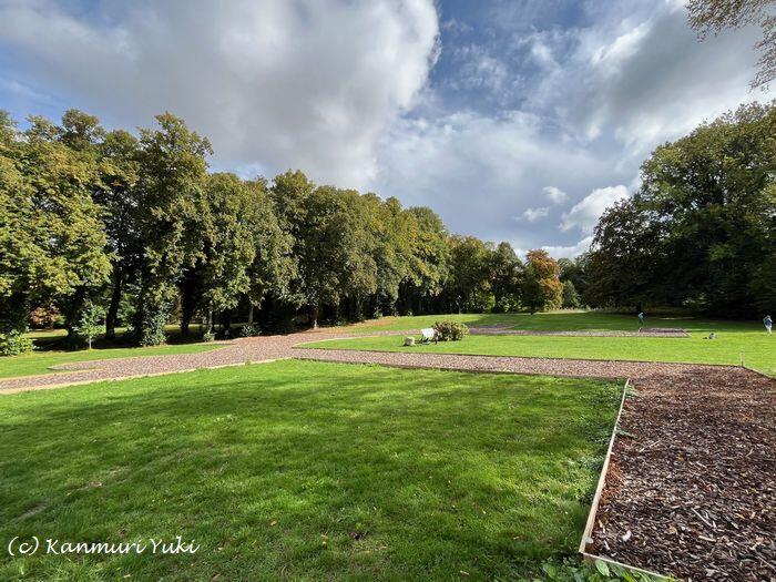 庭の地面には、教会の壁があった場所がマークされている