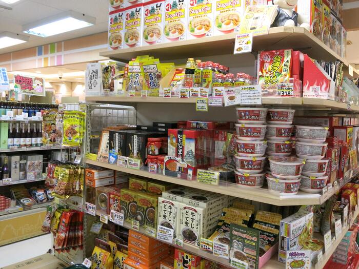 レトルト食品などが並んだ商品棚