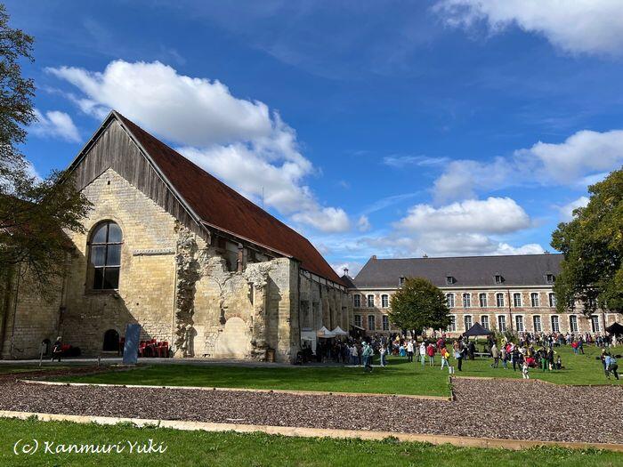 中庭から見たヴォーセル僧院、左が僧侶の建物、奥が18世紀の邸宅 