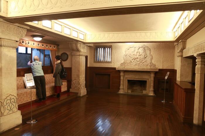 室内には、伊藤氏がインド・ビルマで巡った仏跡の旅の思い出が随所に刻まれており、ホールの柱には美しい装飾や仏画が施されています