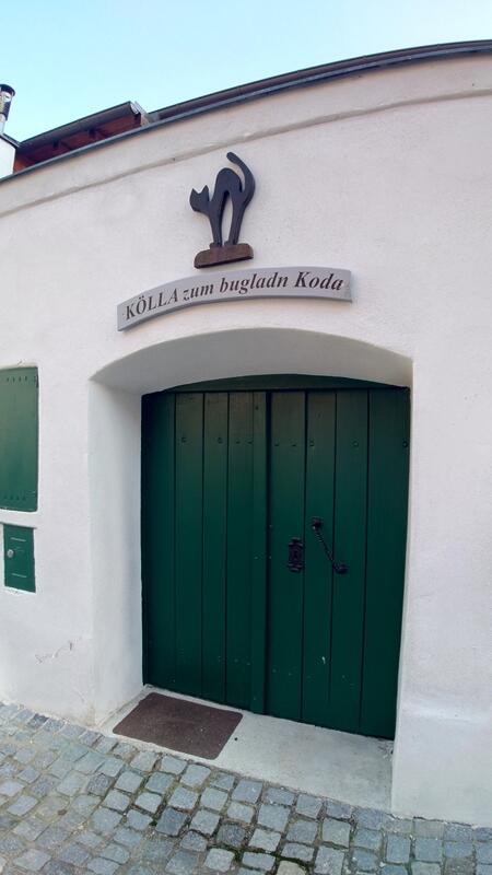 かわいい黒猫の装飾がいたるところにあるケラーガッセ