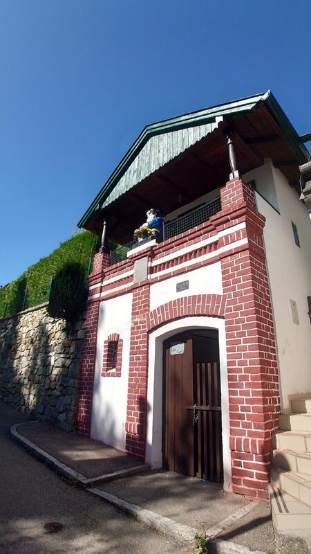 ワインの神バッカスをかたどったレンガ造りのワイン蔵