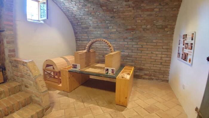 自分でレンガを組んで、地下蔵の作り方を体験できる展示