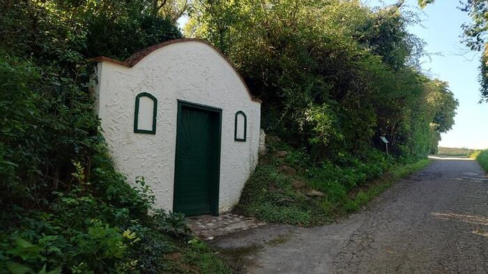 ケラーガッセのはずれにある、ワイン蔵への入り口の扉