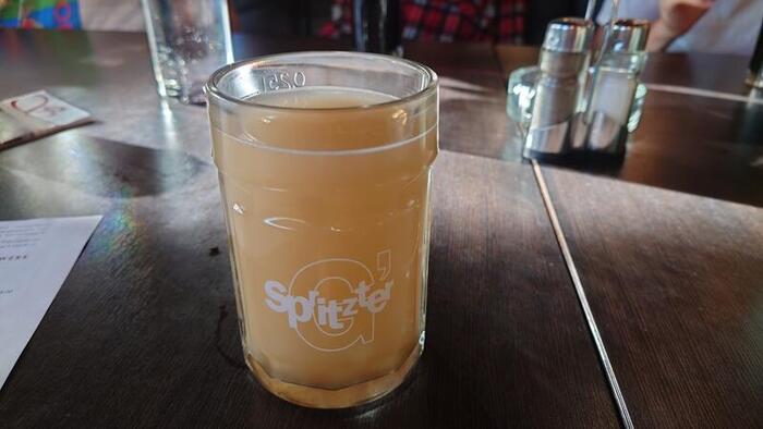 この日は、搾りたてのぶどうジュースが発酵してワインになる途中の、この季節限定の飲み物「シュトルム」を注文しました