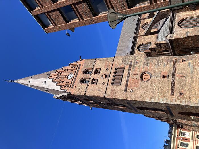 レンガ造りの重厚な外観