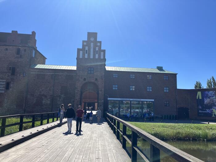 お城の周辺には、緑あふれる散策道