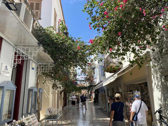 ＜散策も楽しいナフプリオの街並み ＞