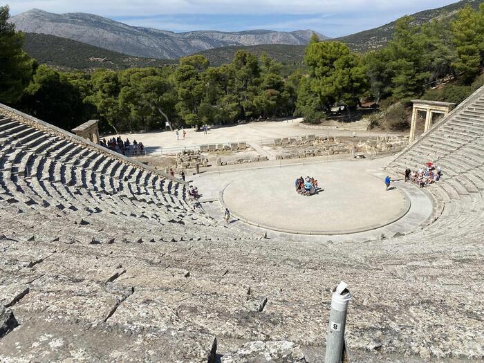 ＜音響効果抜群のエビダウロス古代劇場）＞