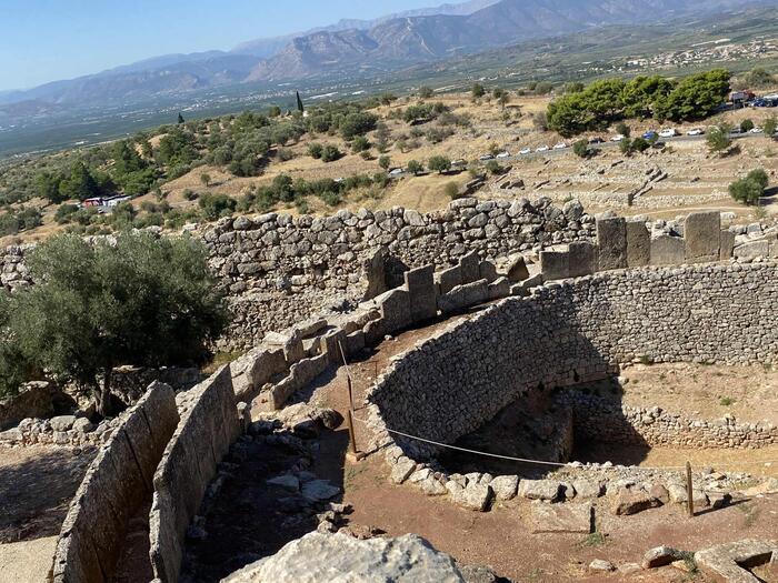 ＜ここから黄金のマスクが発掘された＞