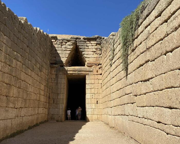 入口の石梁は120トン