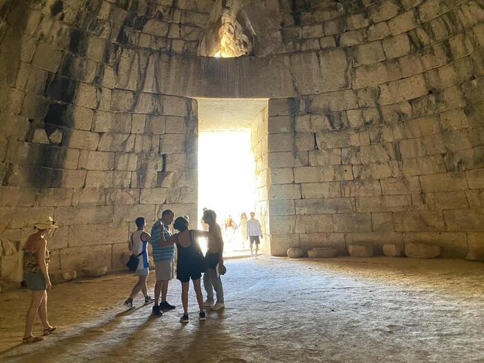 中から見る曲線の石積みも見事