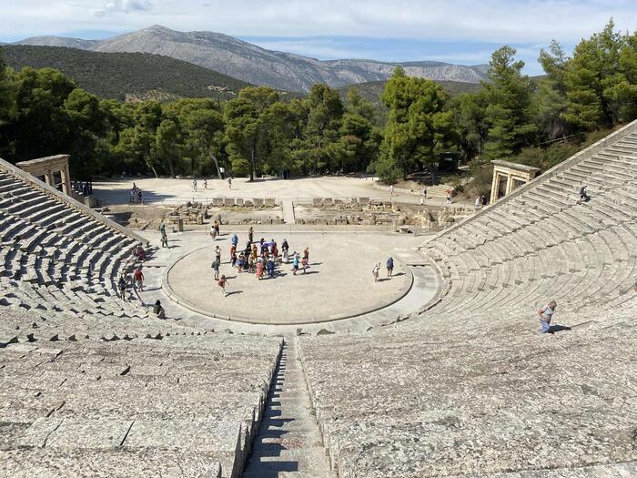 完璧な対称性と調和を持って設計されている古代劇場