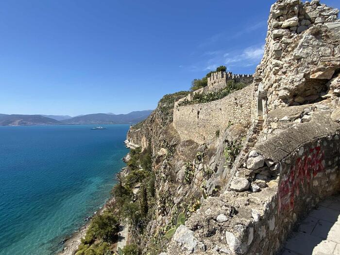 夏に来る場合は、エメラルド色に輝く海で海水浴もおすすめ