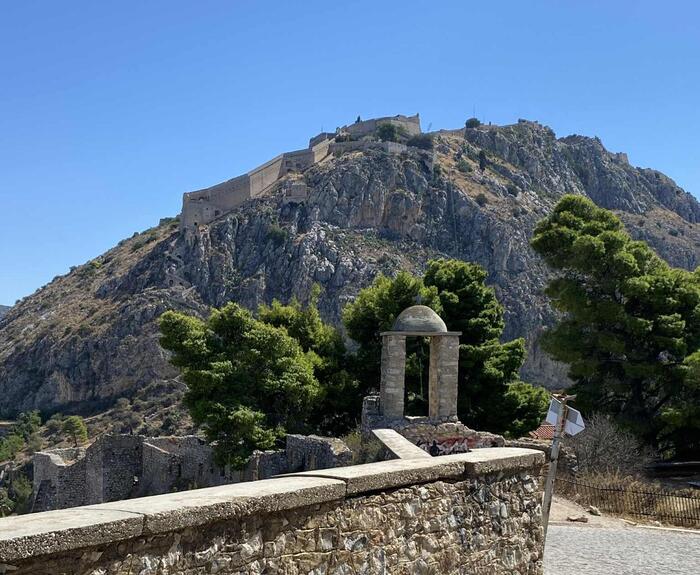 ＜標高216メートルの丘の上に堂々とたたずむパラミディ要塞＞