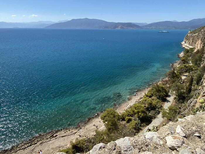 海水浴もできる、街と反対側の海の美しさには言葉を失うほど