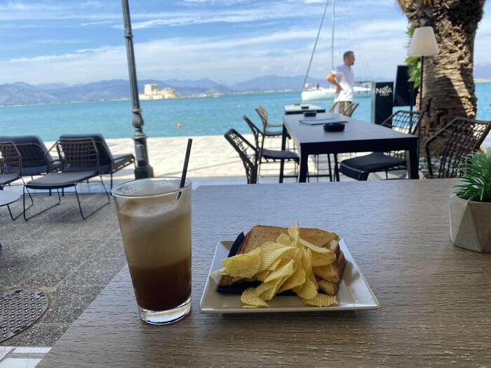 海風も気持ち良い外席でギリシャのアイスコーヒー、フラッペを