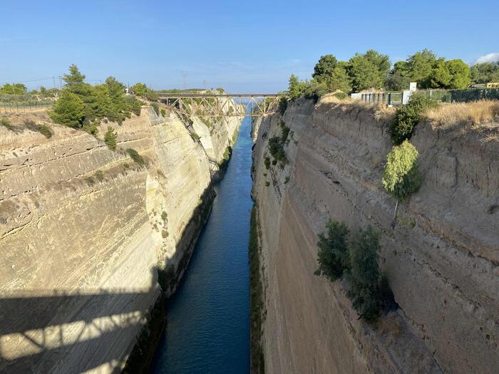 途中のトイレ休憩でよるコリントス運河も見逃せない