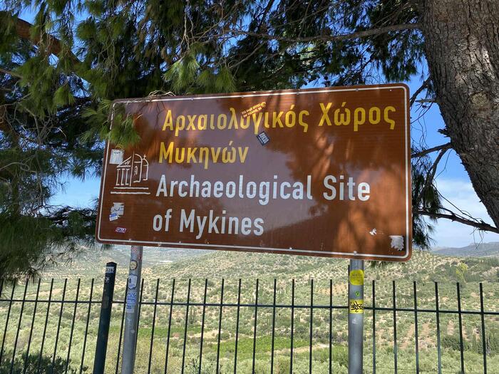 ギリシャ語と英語表記があるミケーネ遺跡の看板