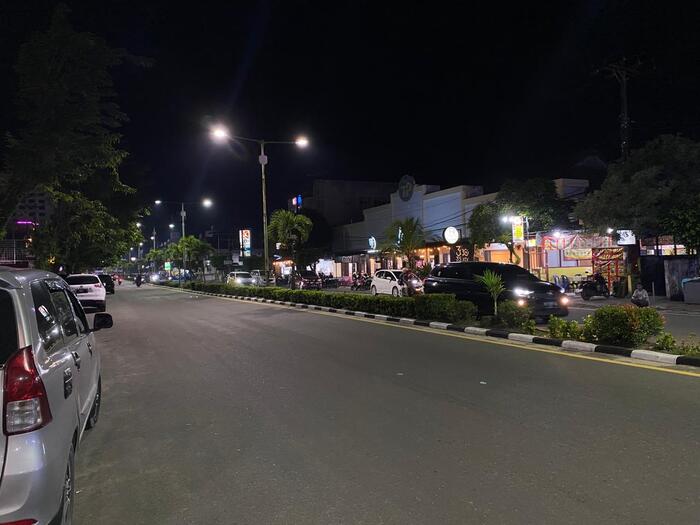 タラカン島の夜の道路、街並み