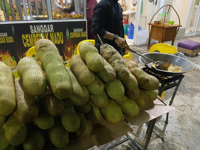 Cempedak（チュンプッダッ）といってジャックフルーツに似たもの