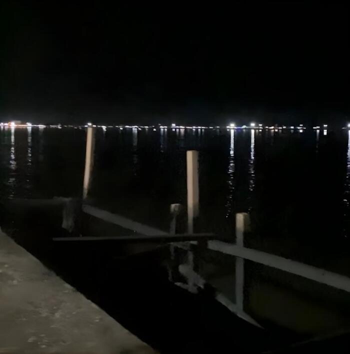 夜になった景色。海のような川