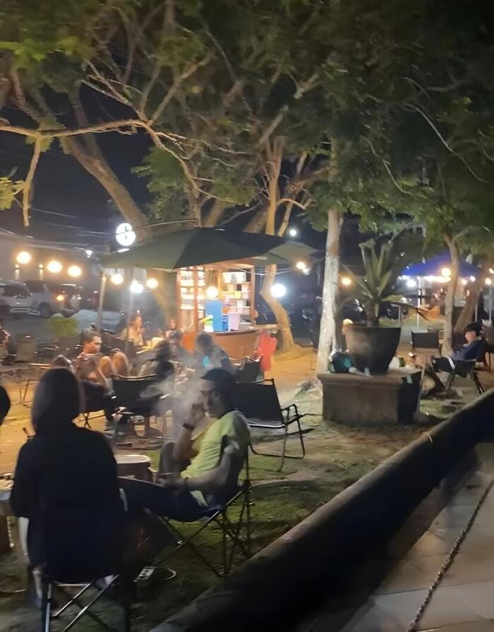 川のすぐ側では屋台が何キロにも渡って展開されていて若者のたまり場