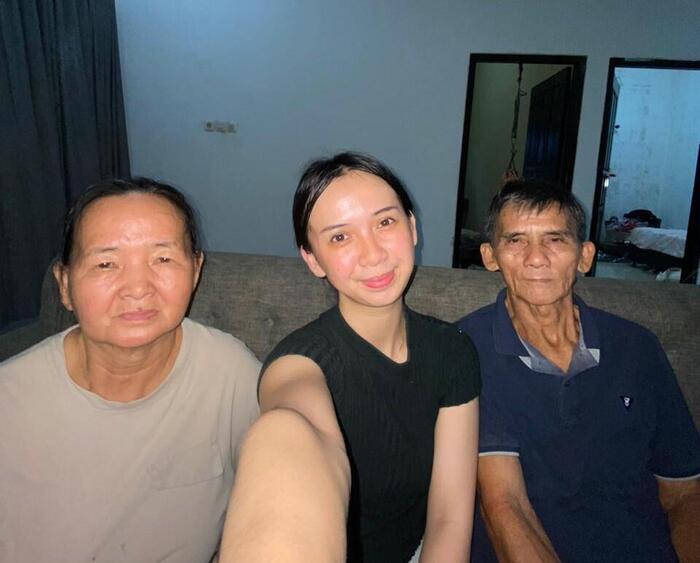 日本語教室の生徒とご両親（60代）