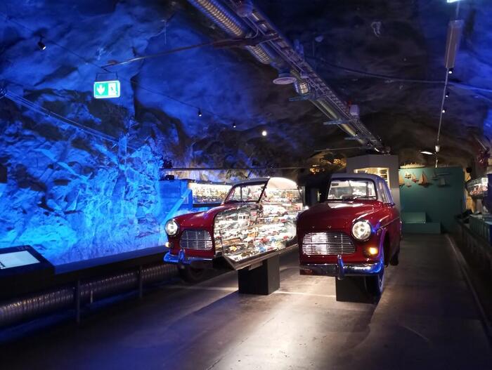 半分に割れた車の中に小さい車